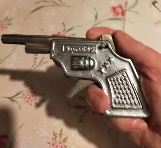 Pistola giocattolo in latta