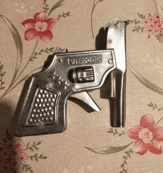 Pistola giocattolo in latta