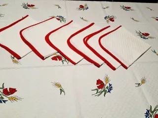 Tovaglia con fiori rossi e spighe