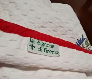 Tovaglia con fiori rossi e spighe