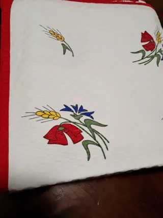 Tovaglia con fiori rossi e spighe