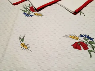 Tovaglia con fiori rossi e spighe