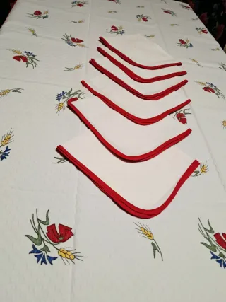 Tovaglia con fiori rossi e spighe