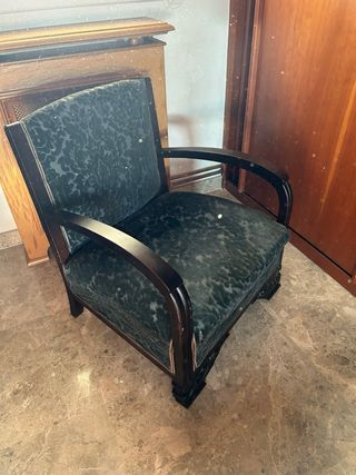 Butaca antigua y reposapiés de terciopelo