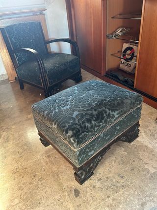 Butaca antigua y reposapiés de terciopelo