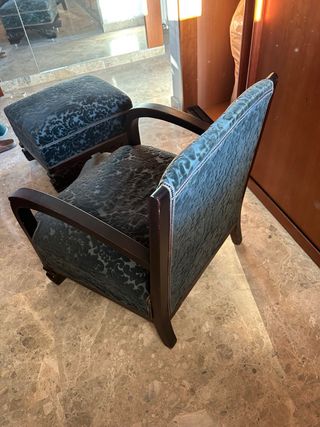 Butaca antigua y reposapiés de terciopelo