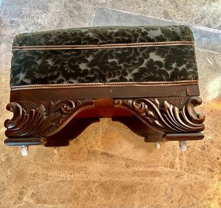 Butaca antigua y reposapiés de terciopelo