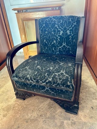 Butaca antigua y reposapiés de terciopelo