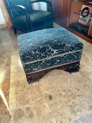 Butaca antigua y reposapiés de terciopelo