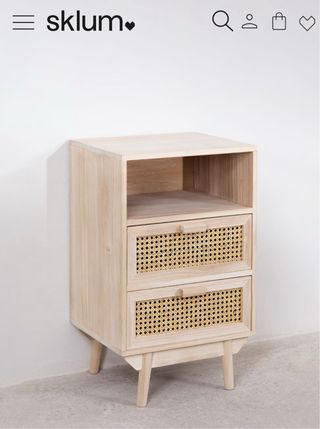 Mesita de noche de madera y ratán