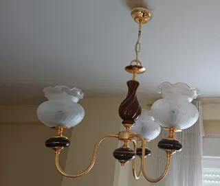 Lámpara de techo dorada y marrón