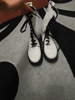 Stivaletti bianchi in pelle nuovi usati una volta