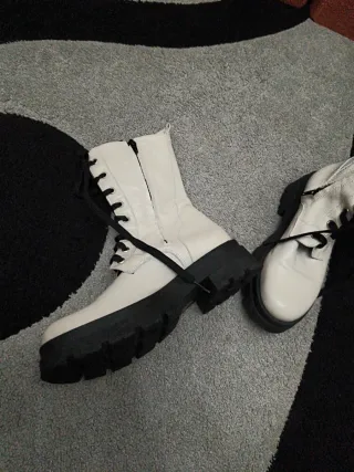 Stivaletti bianchi in pelle nuovi usati una volta