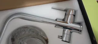 Grifo de cocina metálico plateado