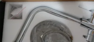 Grifo de cocina metálico plateado