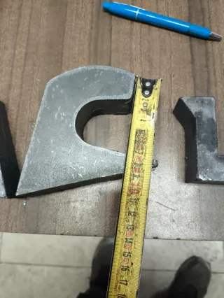 Soportes pala león. Petacas