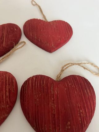 Cuori in legno rossi decorativi