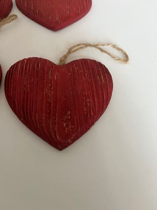 Cuori in legno rossi decorativi