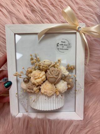 Cornice con bouquet di fiori