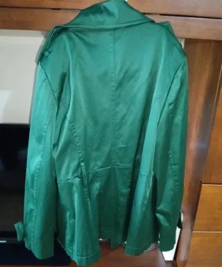 Gabardina verde brillante