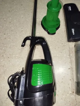 Aspiradora Vertical Negra y Verde