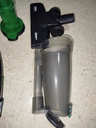 Aspiradora Vertical Negra y Verde