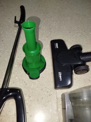 Aspiradora Vertical Negra y Verde