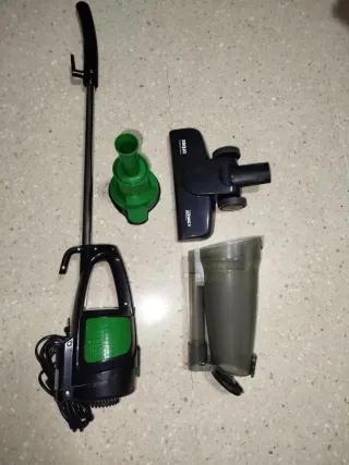 Aspiradora Vertical Negra y Verde