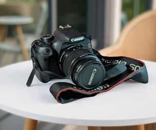 Cámara Canon EOS 600D + Objetivo