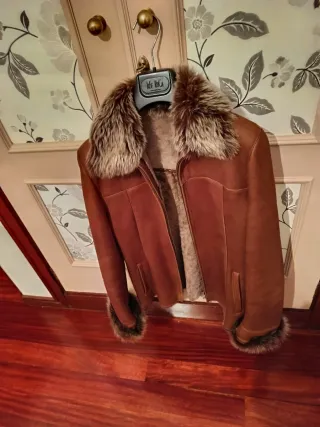 Chaquetón piel ovino con cuello y puños.