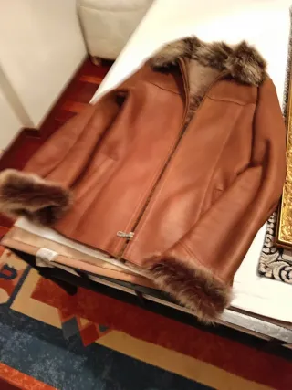 Chaquetón piel ovino con cuello y puños.