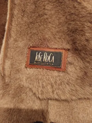 Chaquetón piel ovino con cuello y puños.