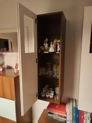 Columna vitrina de cristal y madera