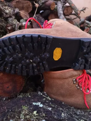 Botas de montaña y nieve marrones