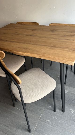 Mesa de comedor y 4 sillas