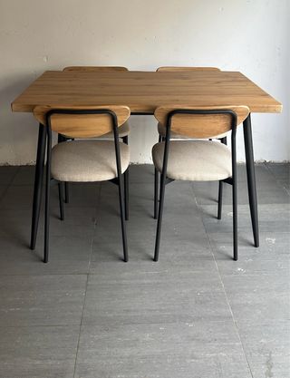 Mesa de comedor y 4 sillas