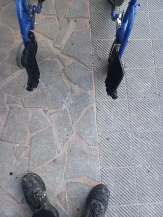 Silla de ruedas plegable azul