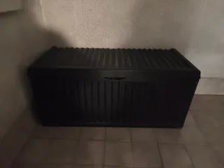 Arcón exterior de plástico negro