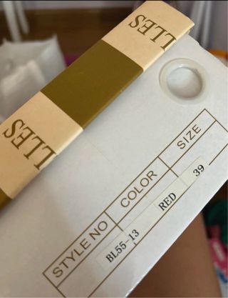 Zapatos de cuña rojos Belles