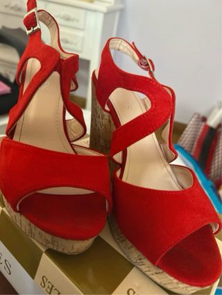 Zapatos de cuña rojos Belles