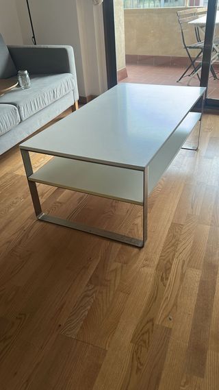 Mesa de centro moderna blanca y plateada