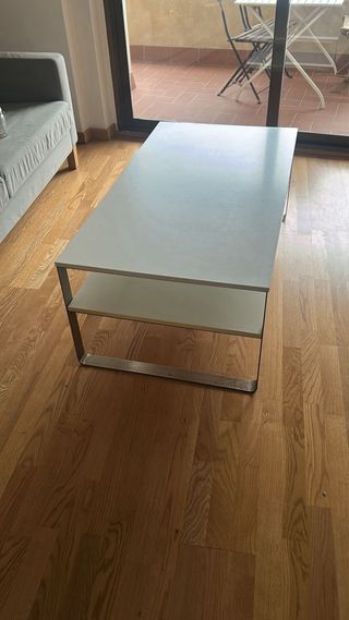 Mesa de centro moderna blanca y plateada