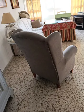 Butaca orejera beige/gris tela