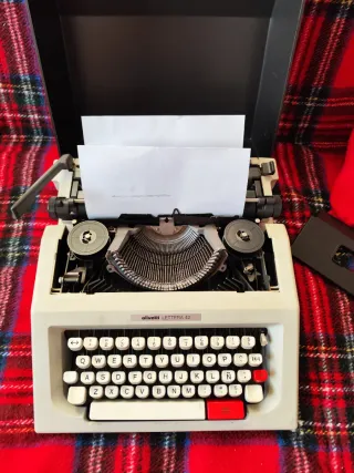 Máquina de escribir Olivetti Lettera 40
