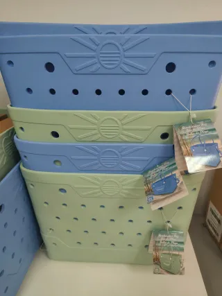 Bolsa de playa azul con neceser