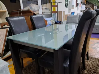 Mesa cristal extensible + 4 sillas piel