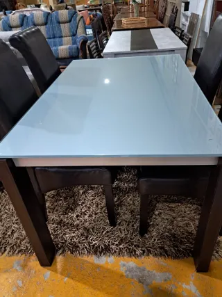 Mesa cristal extensible + 4 sillas piel