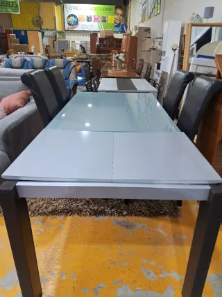 Mesa cristal extensible + 4 sillas piel