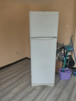 Nevera blanca con congelador