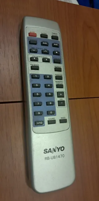 Equipo de música Sanyo con altavoces